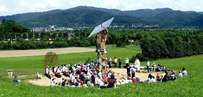 Skulptur Baum der Erkenntnis mit Blick ins Tal